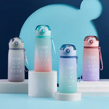 Портативная спортивная бутылка для воды Пластиковый Градиентный прямой напиток с чашкой для воды для выпускников 2022 года на уроке физкультуры на открытом воздухе